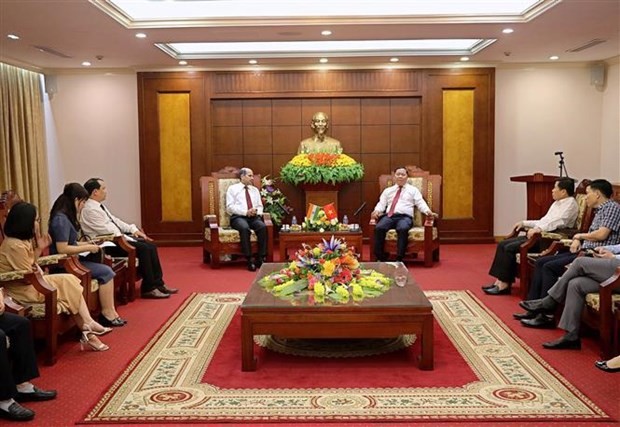 Le secrétaire du Comité provincial du Parti de Hoa Binh, Nguyen Phi Long reçoit la délégation de l'ambassade d'Inde à Hoa Binh. Photo: VNA.