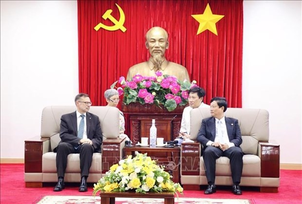 Le président du Comité populaire de Binh Duong, Vo Van Minh (à droit) et l'ambassadeur d'Australie au Vietnam Andrew Goledzinowski. Photo : VNA