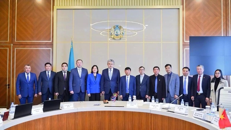La délégation de la province de Bac Ninh lors de la réunion avec Kosherbayev E.B., gouverneur de la province du Kazakhstan oriental. Photo : baoquocte.vn