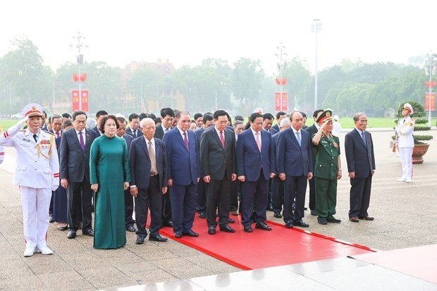 Les dirigeants et anciens dirigeants du Parti, de l’État, de l'Assemblée nationale, du gouvernement, et du Front de la Patrie du Vietnam rendent hommage au Président Ho Chi Minh. Photo : VNA.
