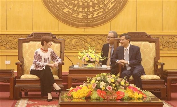 Le secrétaire du Comité provincial du Parti de Ninh Binh, Doan Minh Huan, et la présidente de la 42e session de la Conférence générale de l’UNESCO, Simona Mirela Miculescu. Photo: VNA.