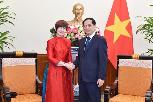 Le ministre des Affaires étrangères Bui Thanh Son et la présidente de la 42e session de la Conférence générale de l’UNESCO, Simona Mirela Miculescu. Photo: VNA