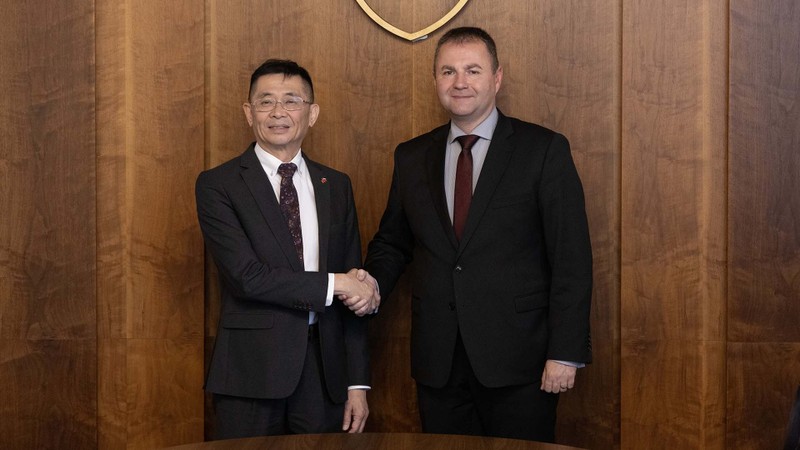 L'ambassadeur du Vietnam en Slovaquie, Nguyen Tuan (à gauche) et le président de la Commission des relations extérieures de l'Assemblée nationale slovaque, Marian Kery. Photo : baoquocte.vn
