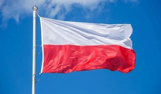 Le drapeau de la Pologne. Photo : VNA.