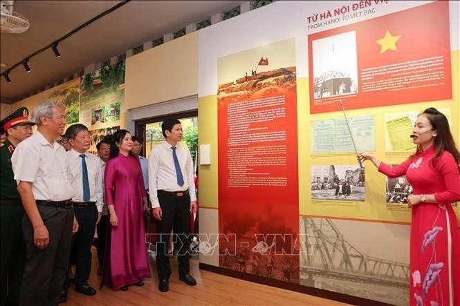 Des visiteurs à l'exposition sur les contributions du Président Hô Chi Minh à la Victoire de Diên Biên Phu. Photo : VNA.