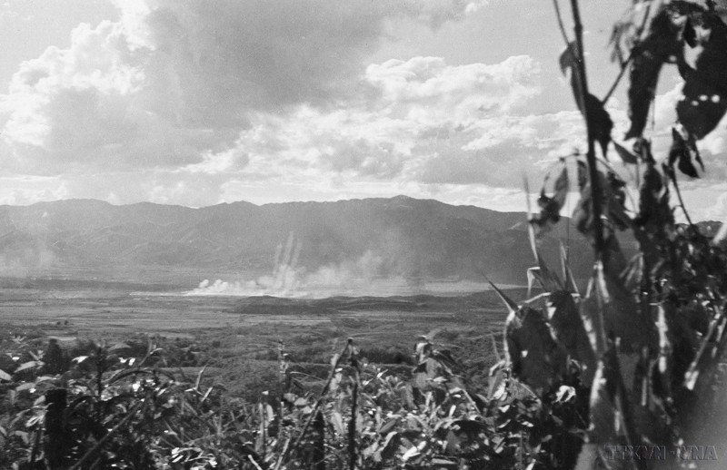 Nos unités d'artillerie continuèrent à bombarder les positions ennemies. Les positions ennemies touchées par les obus d'artillerie furent en feu. Photo : VNA.