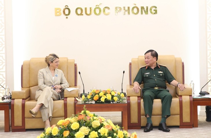 Hoàng Xuân Chiên, vice-ministre de la Défense vietnamien (à droire) s'entretient avec Patricia Miralles, secrétaire d'État auprès du ministre français des Armées, chargée des Anciens Combattants et de la Mémoire. Photo : dangcongsan.vn