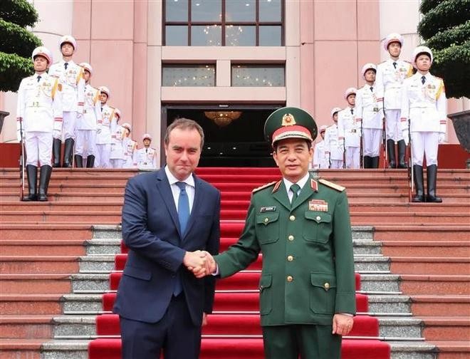 Le ministre vietnamien de la Défense Phan Van Giang (à droite) accueille le ministre français des Armées, Sébastien Lecornu. Photo : VNA