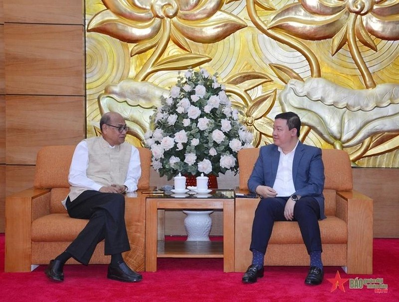 Le président du Conseil mondial de la paix (WPC), Pallab Sengupta (gauche) et le vice-président de l'Union des organisations d'amitié du Vietnam (VUFO) Nguyen Ngoc Hung. Photo : VNA.
