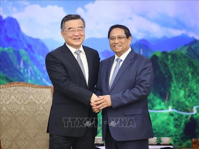 Le Premier ministre Pham Minh Chinh (droite) et Zhang Qingwei, vice-président du Comité permanent de l'Assemblée populaire nationale (APN) de Chine. Photo : VNA.