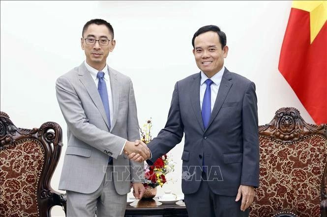 Le vice-Premier ministre Tran Luu Quang (droite) et Zhengjun Zhang, vice-président du groupe Huawei. Photo : VNA.