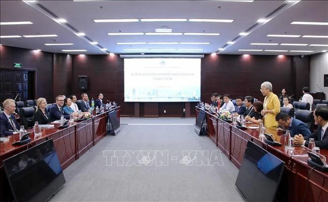 La séance de travail entre Da Nang et la délégation suédoise. Photo : VNA.