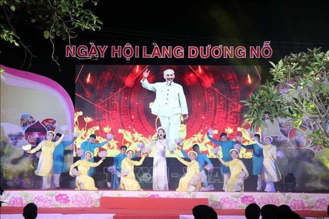 L'ouverture de la fête du village de Duong Nô. Photo: TTXVN.