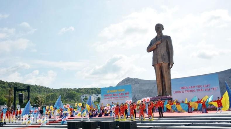 Le monument du président Hô Chi Minh à Phu Quôc. Photo : NDEL