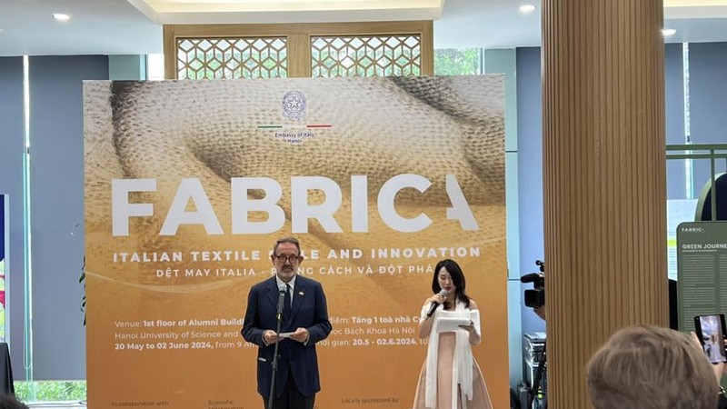 L’ambassadeur italien au Vietnam, Marco Della Seta (à gauche) prend la parole lors de la cérémonie d'ouverture de l'exposition Fabrica. Photo : congthuong.vn