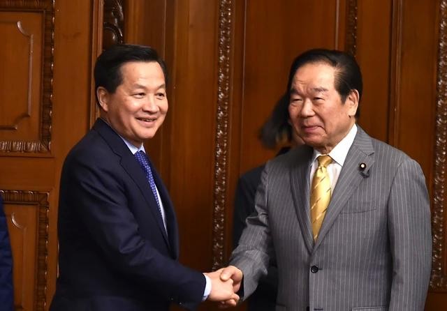 Le vice-Premier ministre vietnamien Lê Minh Khai et le président de la Chambre des représentants japonaise Nukaga Fukushiro (à gauche), à Tokyo, le 22 mai. Photo : VNA.