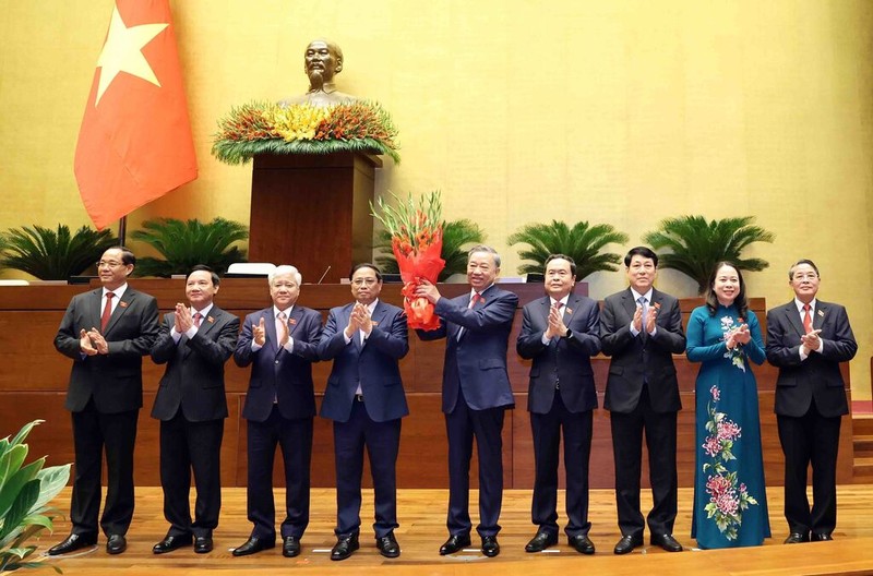 Des dirigeants du Parti et de l'État félicitent le nouveau président de la République. Photo : VNA
