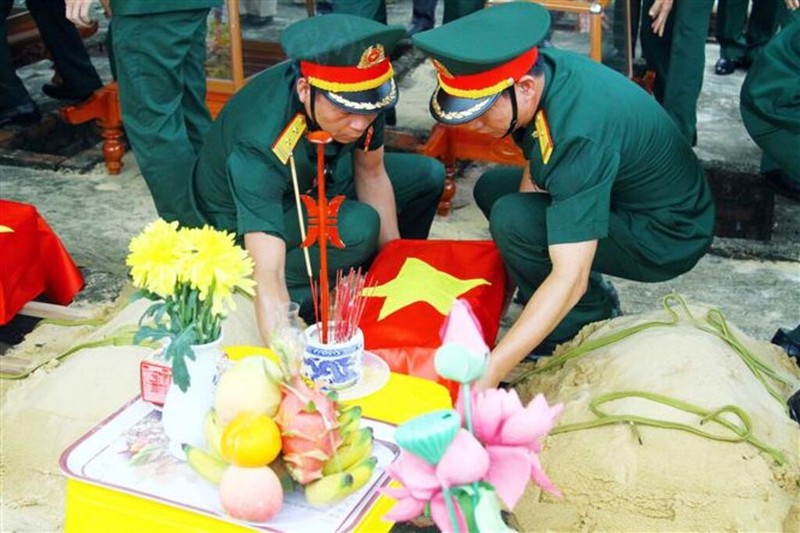 Lors de la cérémonie commémorative et d'inhumation des restes de 16 soldats volontaires et experts vietnamiens tombés dans la province lao de Khammuon, le 23 mai. Photo : VNA