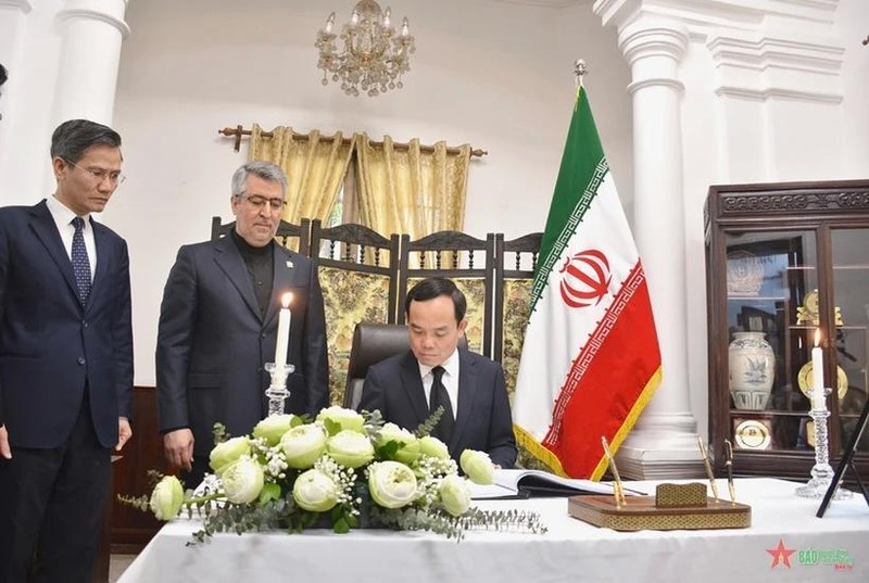 Le vice-Premier ministre Tran Luu Quang écrit ses condoléances dans le registre de condoléances à l'ambassade de l'Iran à Hanoï. Photo : VNA.