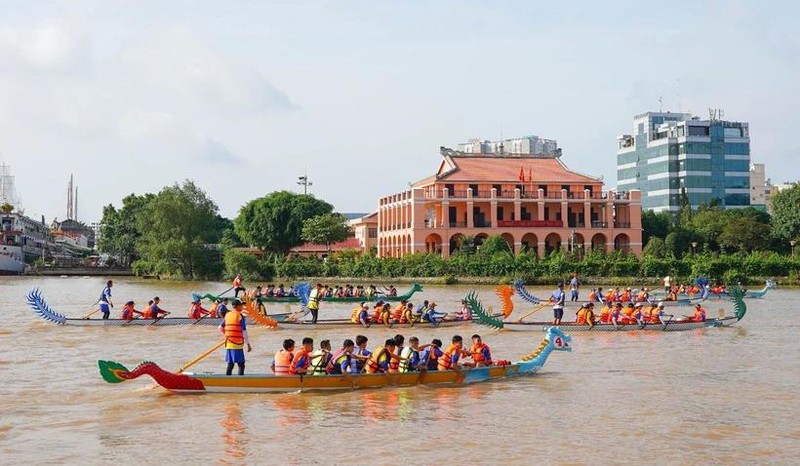 Les circuits fluviaux urbains attirent un grand nombre de touristes à Hô Chi Minh-Ville. Photo : VNA.