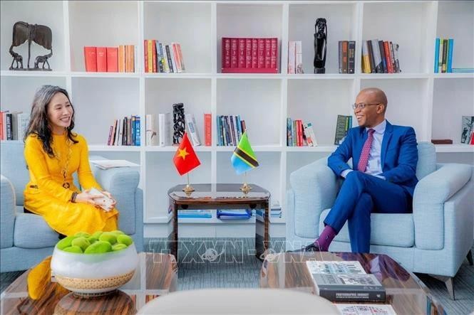 L'ambassadrice du Vietnam en Tanzanie, Vu Thanh Huyen et le ministre hôte des Affaires étrangères et de la Coopération de l'Afrique de l'Est, January Yusuf Makamba. Photo : VNA.