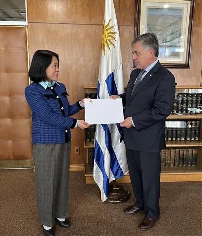 L'ambassadrice vietnamienne en Argentine et en Uruguay, Ngo Minh Nguyet (à gauche) présente sa copie des lettres de créance au ministre uruguayen des Affaires étrangères, Omar Paganini. Photo : baoquocte.vn