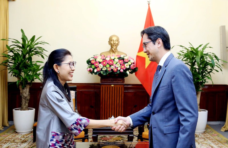  Le vice-ministre des Affaires étrangères, Dô Hung Viêt (à droite) et l'ambassadrice thaïlandaise au Vietnam, Urawadee Sriphihiromya. Photo : baoquocte.vn