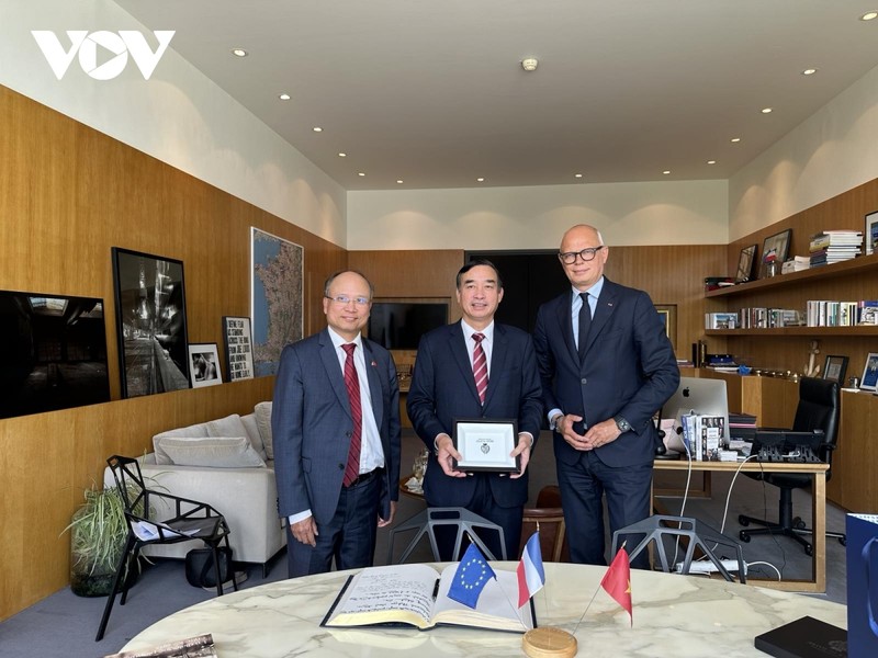 L'ambassadeur vietnamien en France, Dinh Toan Thang; le président du Comité populaire de Da Nang, Lê Trung Chinh, et Edouard Philippe, maire du Havre (à droite). Photo : VOV.