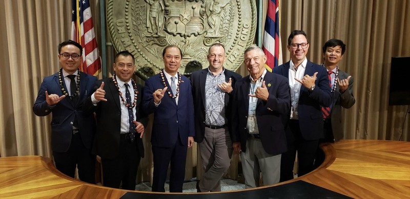 Nguyên Quôc Dung et la délégation vietnamienne lors de la rencontre avec le gouverneur, Josh Green. Photo : baoquocte.vn