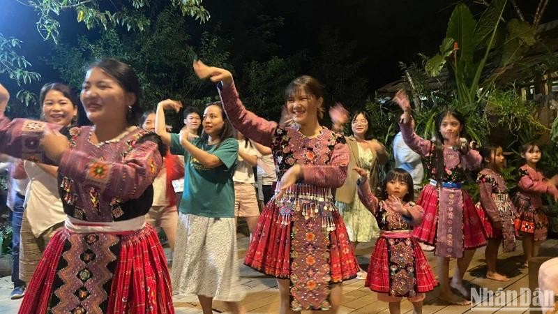 Les touristes découvrent la danse de l’ethnie Mong dans une destination touristique de la commune de Van Ho, district de Van Ho, province de Son La (au Nord). Photo : NDEL.