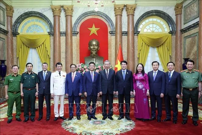 Le président remet les décisions de nomination au nouveau vice-PM et ministre de la Sécurité publique. Photo : VNA.