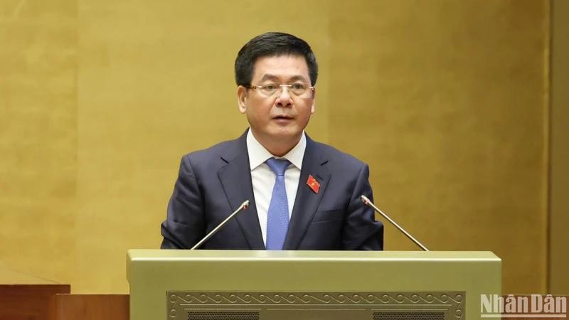 Le ministre de l'Industrie et du Commerce, Nguyen Hong Dien, a présenté le rapport explicatif sur le document d'adhésion au CPTPP de Grande-Bretagne et d'Irlande du Nord. Photo : NDEL.