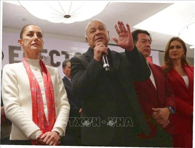 La présidente élue Claudia Sheinbaum et le secrétaire général du Parti travailliste (PT) du Mexique, Alberto Anaya Gutiérrez. Photo : VNA.