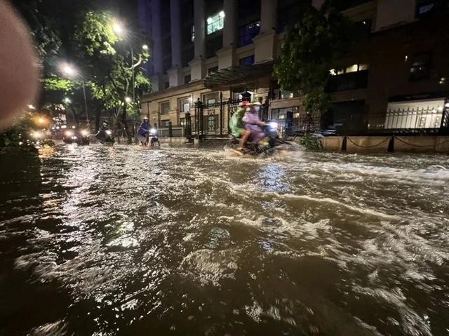 De fortes pluies prolongées provoquent des inondations dans la rue Tong Dan, dans l'arrondissement de Hoan Kiem à Hanoï. Photo : VNA.