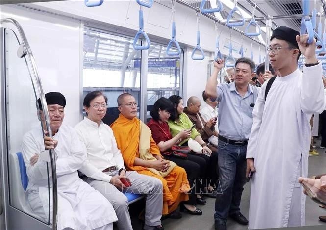 Les délégués expérimentent le service de la ligne n°1 du métro de Ho Chi Minh-Ville, le 8 juin. Photo : VNA.