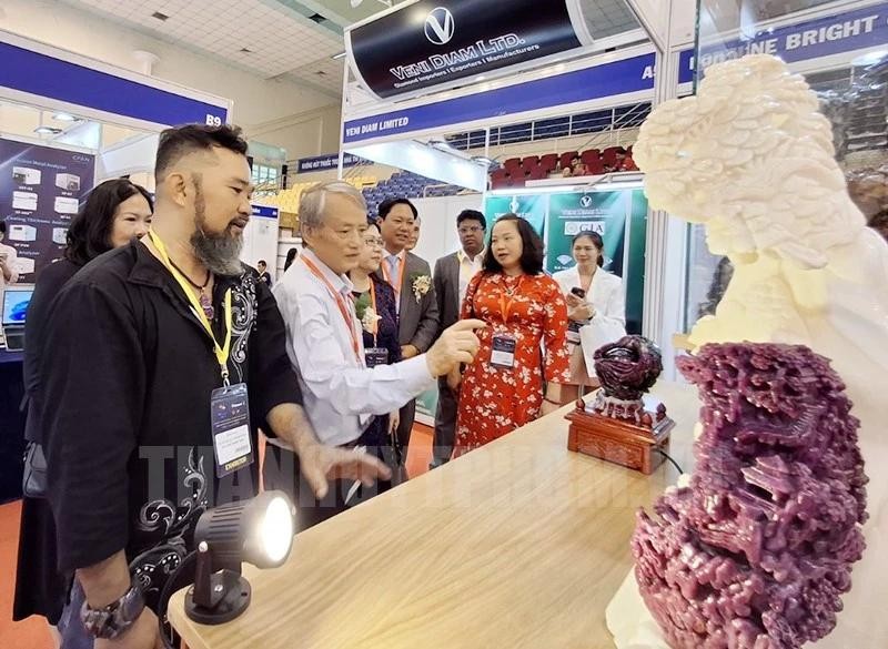 Des visiteurs lors de l'exposition. Photo : VNA.