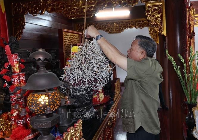 Le président Tô Lâm offre de l’encens en mémoire du Président Hô Chi Minh. Photo : VOV.