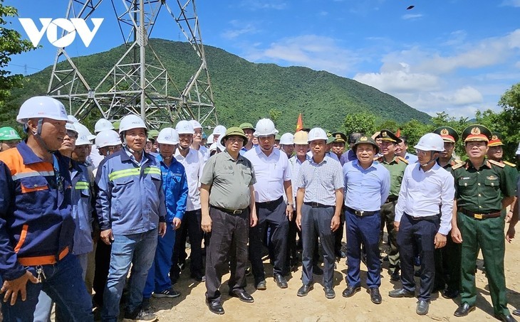 Pham Minh Chinh inspecte le projet de construction de la ligne de transmission de 500 kV du circuit 3, le 2 juin 2024. Photo : VOV.