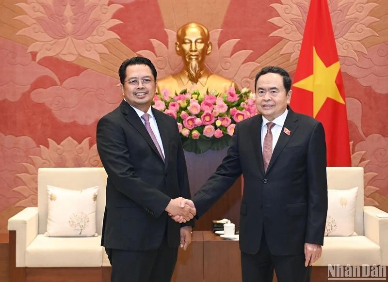 Le président de l'Assemblée nationale du Vietnam, Tran Thanh Man (droite) et la président du Conseil des représentants régionaux d'Indonésie, H. Mahyudin. Photo : NDEL.