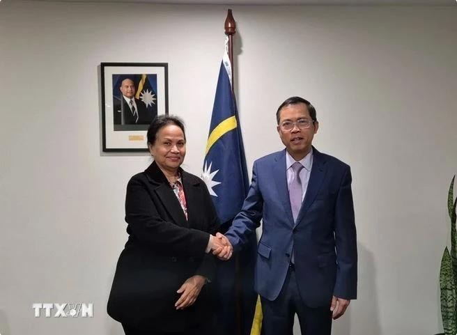 L’ambassadeur du Vietnam en Australie, Pham Hung Tâm (à droite) et la haute-commissaire de Nauru en Australie, Camilla Solomon. Photo : VNA.