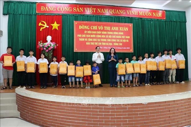La vice-présidente Vo Thi Anh Xuan offre des cadeaux à des enfants du Centre provincial pour les affaires sociales et le patronage des enfants de Ba Ria-Vung Tau. Photo : VNA.