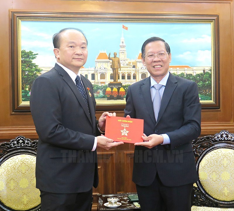 Phan Van Mai décerne l’insigne de Hô Chi Minh-Ville à Kho Ngee Seng Roy (à gauche) en reconnaissance de sa contribution aux relations entre la ville et Singapour. Photo : thoidai.com.vn