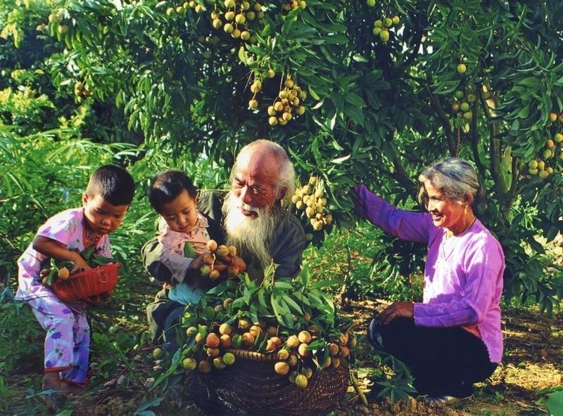 La famille est toujours un lieu pour nourrir et transmettre les belles valeurs culturelles et morales du peuple vietnamien. Photo : VNA.