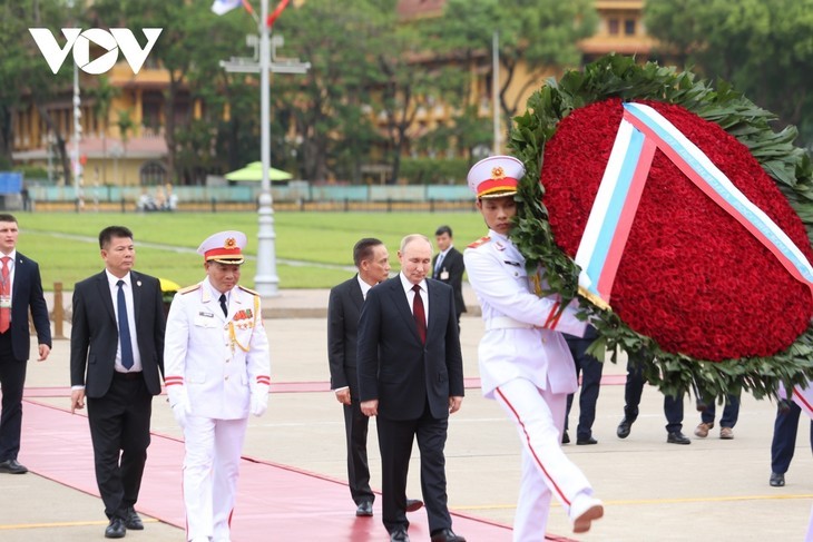 Vladimir Poutine rend hommage au Président Hô Chi Minh en son mausolée. Photo: VOV