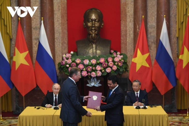 Tô Lâm et Vladimir Poutine assistent à la remise des documents de coopération. Photo: VOV