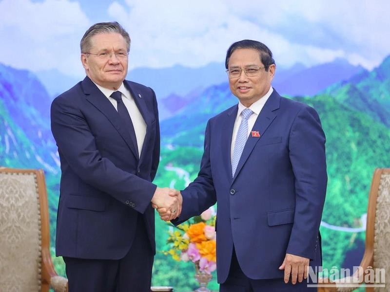 Le Premier ministre Pham Minh Chinh (droite) et Alexeï Likhatchev, directeur général de la Société nationale d'énergie atomique Rosatom. Photo: NDEL