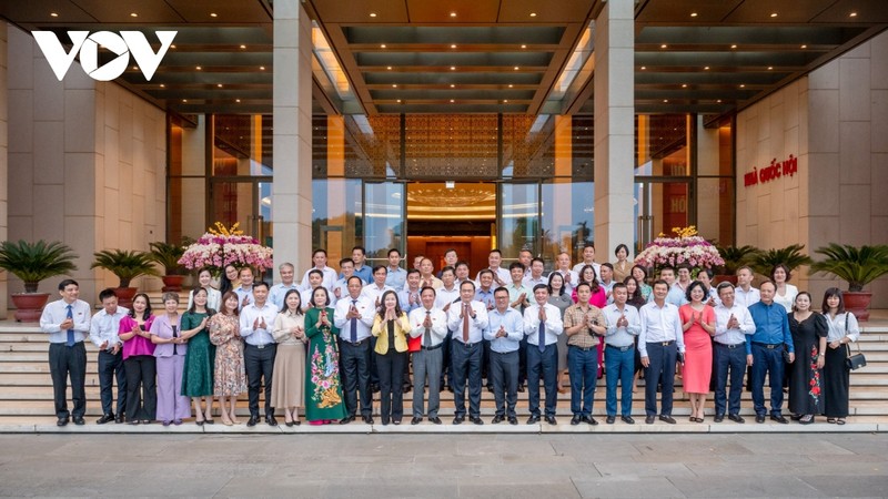 Le président de l'Assemblée nationale, Tran Thanh Man et les dirigeants des organes de presse lors de la rencontre. Photo: VOV