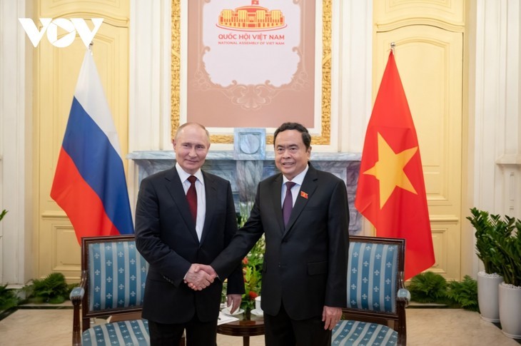 Le président de l'Assemblée nationale, Trân Thanh Mân (à droite) rencontre le président russe Vladimir Poutine. Photo: VOV