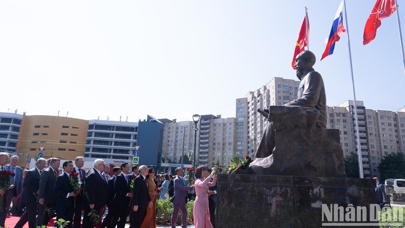 Un monument dédié à la mémoire du premier président du Vietnam a été érigé à Saint-Pétersbourg en l'honneur du 100e anniversaire de sa visite dans la « capitale du nord » de la Russie. Photo : NDEL.