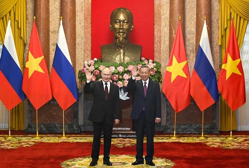 Le président vietnamien Tô Lâm (à droite) et son homologue russe Vladimir Poutine. Photo : NDEL.